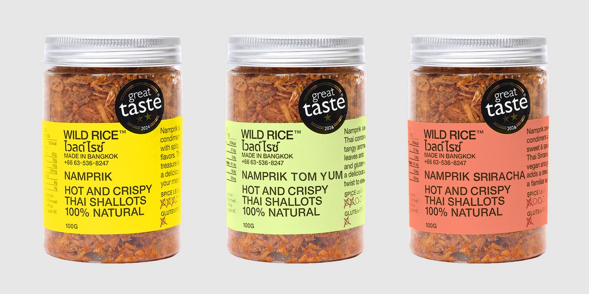 Les trois namprik Wild Rice alignés sur le gris studio de la marque, pots de 100 g