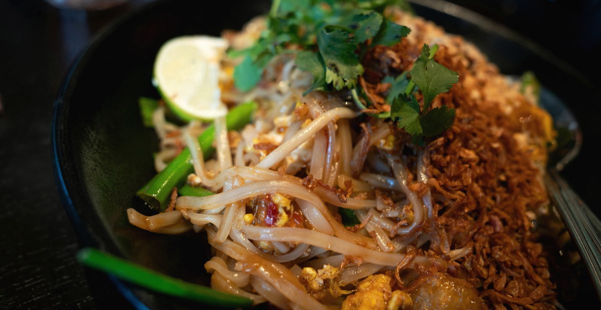 Assiette de pad thaï aux nouilles de riz